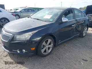 2014 Chevrolet Cruze 2LT z VIN 1G1PE5SB2E7320522, wystawiony jako IAAI lot #42073346 z przebiegiem 116 427 mil mil oraz . Historia ofert i sprzedaży dostępna na DreamBid. Obrazek 17.