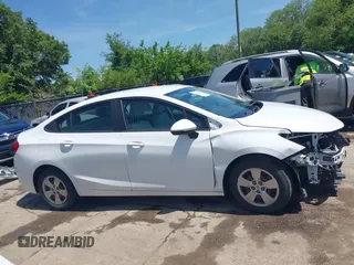 2017 Chevrolet Cruze LS z VIN 1G1BC5SM6H7257771, wystawiony jako IAAI lot #42211908 z przebiegiem 90 005 mil mil oraz . Historia ofert i sprzedaży dostępna na DreamBid. Obrazek 14.