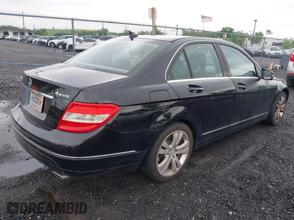 2011 Mercedes-Benz C 300 Sport z VIN WDDGF8BB8BR141526, wystawiony jako IAAI lot #42340242 z przebiegiem 105 699 mil mil oraz . Historia ofert i sprzedaży dostępna na DreamBid. Obrazek 4.