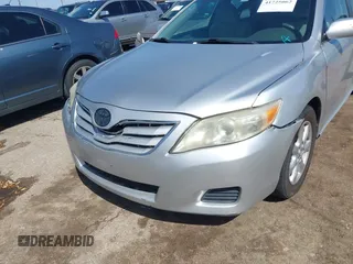 2011 Toyota Camry LE z VIN 4T4BF3EK6BR154387, wystawiony jako IAAI lot #41725062 z przebiegiem 165 211 mil mil oraz . Historia ofert i sprzedaży dostępna na DreamBid. Obrazek 6.