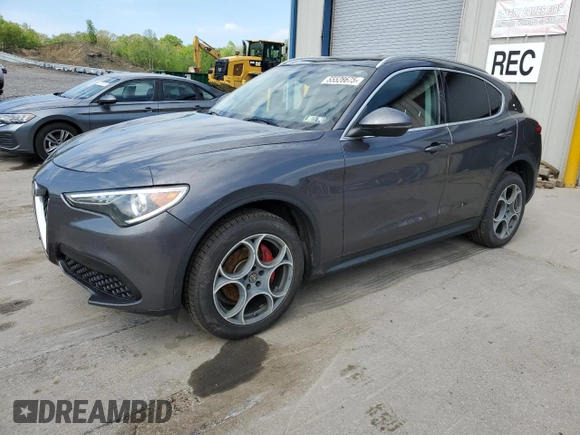 2018 Alfa Romeo Stelvio z VIN ZASFAKANXJ7B81315, wystawiony jako Copart lot #55528675 z przebiegiem 163 957 mil mil oraz Czysty tytuł • Clean title. Historia ofert i sprzedaży dostępna na DreamBid. Obrazek 1.