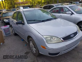 2007 Ford Focus S with VIN 1FAFP34N57W123660, listed as a IAAI auction lot 42017611 with 238,470 mi miles. Bid and sale history available at carsss.com. Image 1.