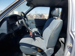 1991 Toyota Pickup z VIN JT4RN13PXM6031833, wystawiony jako Copart lot #58953095 z przebiegiem 252 237 mil mil oraz Czysty tytuł • Clean title. Historia ofert i sprzedaży dostępna na DreamBid. Obrazek 7.
