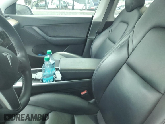 2020 Tesla Model Y Long Range z VIN 5YJYGDEF3LF028061, wystawiony jako Copart lot #57493175 z przebiegiem Nie podano mil oraz Czysty tytuł • Clean title. Historia ofert i sprzedaży dostępna na DreamBid. Obrazek 7.