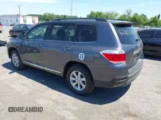 2011 Toyota Highlander z VIN 5TDBK3EH7BS064202, wystawiony jako IAAI lot #42288284 z przebiegiem 166 883 mil mil oraz . Historia ofert i sprzedaży dostępna na DreamBid. Obrazek 3.