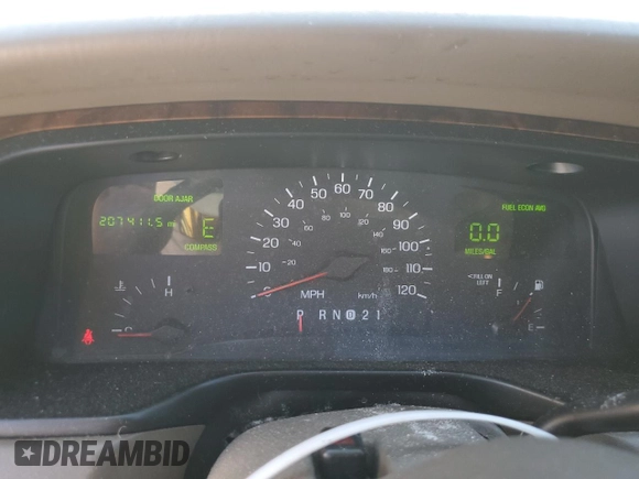 1999 Lincoln Town Car Signature z VIN 1LNHM82W4XY615634, wystawiony jako Copart lot #48886235 z przebiegiem 207 411 mil mil oraz Szkody całkowita. Historia ofert i sprzedaży dostępna na DreamBid. Obrazek 9.