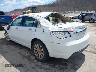 2014 Chrysler 200 Limited z VIN 1C3CCBCGXEN152570, wystawiony jako IAAI lot #41901310 z przebiegiem 135 752 mil mil oraz . Historia ofert i sprzedaży dostępna na DreamBid. Obrazek 3.