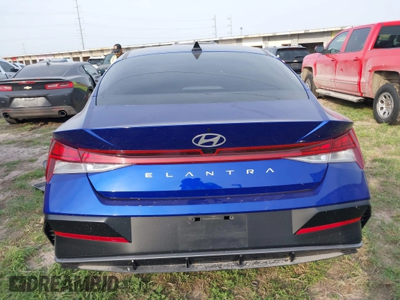 2024 Hyundai Elantra SEL z VIN KMHLS4DG2RU821902, wystawiony jako IAAI lot #41938643 z przebiegiem 6 381 mil mil oraz . Historia ofert i sprzedaży dostępna na DreamBid. Obrazek 16.