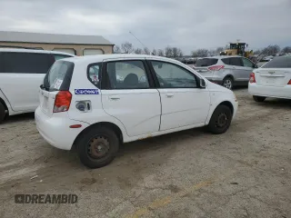 2008 Chevrolet Aveo LS z VIN KL1TD66618B059937, wystawiony jako Copart lot #44467395 z przebiegiem 52 360 mil mil oraz Tytuł czysty. Historia ofert i sprzedaży dostępna na DreamBid. Obrazek 3.