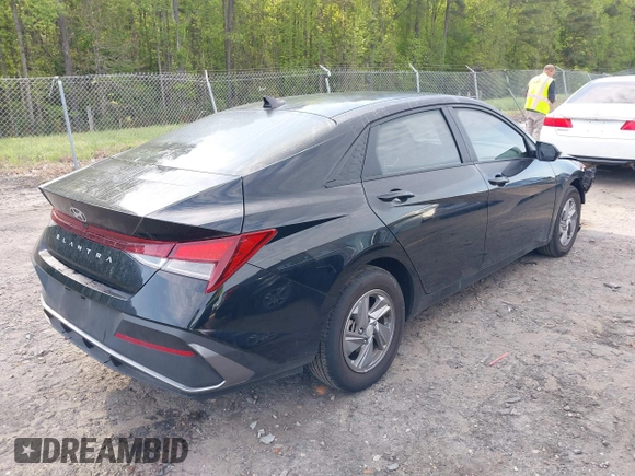 2024 Hyundai Elantra SE z VIN KMHLL4DG7RU798436, wystawiony jako IAAI lot #41973923 z przebiegiem 9 915 mil mil oraz . Historia ofert i sprzedaży dostępna na DreamBid. Obrazek 4.