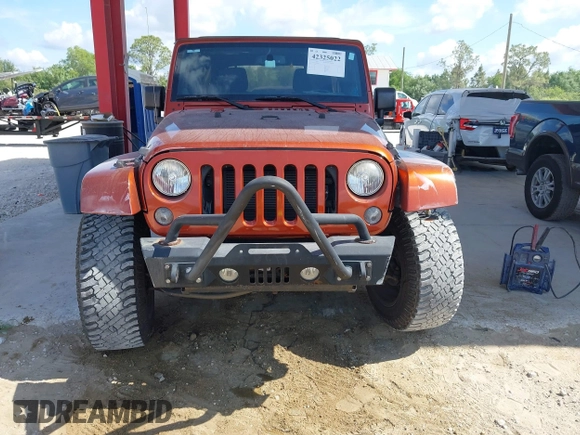 2014 Jeep Wrangler Unlimited Sahara z VIN 1C4BJWEG1EL209431, wystawiony jako IAAI lot #42325022 z przebiegiem 64 529 mil mil oraz . Historia ofert i sprzedaży dostępna na DreamBid. Obrazek 6.
