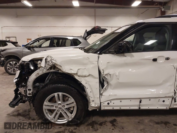 2022 Ford Explorer XLT z VIN 1FMSK8DH4NGB05636, wystawiony jako IAAI lot #42211545 z przebiegiem 55 366 mil mil oraz . Historia ofert i sprzedaży dostępna na DreamBid. Obrazek 19.