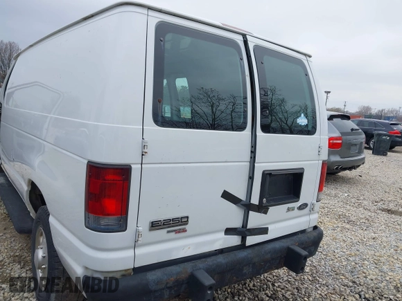 2013 Ford Econoline Cargo Commercial z VIN 1FTNE2EW5DDA32862, wystawiony jako IAAI lot #42012064 z przebiegiem 123 985 mil mil oraz . Historia ofert i sprzedaży dostępna na DreamBid. Obrazek 6.