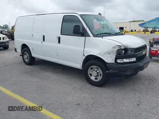 2020 Chevrolet Express Cargo z VIN 1GCWGAFP4L1153737, wystawiony jako IAAI lot #42272318 z przebiegiem 88 332 mil mil oraz . Historia ofert i sprzedaży dostępna na DreamBid. Obrazek 1.