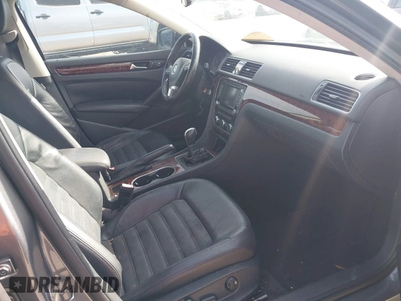 2013 Volkswagen Passat SEL Premium z VIN 1VWCP7A35DC013404, wystawiony jako IAAI lot #42452886 z przebiegiem Nie podano mil oraz . Historia ofert i sprzedaży dostępna na DreamBid. Obrazek 5.
