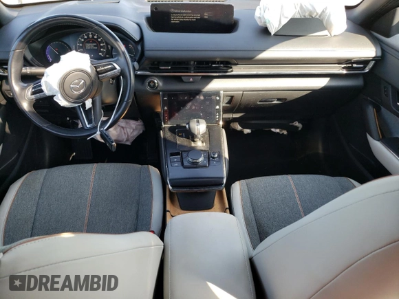 2022 Mazda MX-30 Premium Plus z VIN JM1DRADB4N0100893, wystawiony jako Copart lot #46955985 z przebiegiem 25 705 mil mil oraz Szkody całkowita. Historia ofert i sprzedaży dostępna na DreamBid. Obrazek 8.