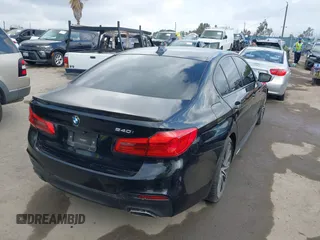 2018 BMW 5 Series 540i z VIN WBAJE5C5XJWA94252, wystawiony jako IAAI lot #42119366 z przebiegiem 53 762 mil mil oraz . Historia ofert i sprzedaży dostępna na DreamBid. Obrazek 4.