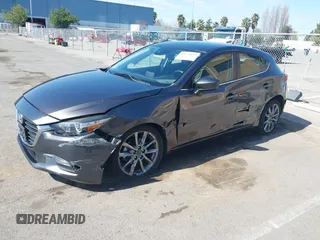 2018 Mazda 3 Touring z VIN 3MZBN1L38JM243749, wystawiony jako IAAI lot #41771812 z przebiegiem 65 533 mil mil oraz . Historia ofert i sprzedaży dostępna na DreamBid. Obrazek 17.