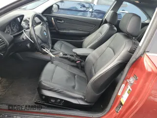 2011 BMW 1 Series 128i z VIN WBAUP9C52BVL89574, wystawiony jako Copart lot #43713545 z przebiegiem 121 819 mil mil oraz Szkody całkowita. Historia ofert i sprzedaży dostępna na DreamBid. Obrazek 7.