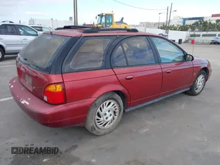 1999 Saturn SW z VIN 1G8ZK8276XZ333989, wystawiony jako IAAI lot #41550338 z przebiegiem 142 592 mil mil oraz . Historia ofert i sprzedaży dostępna na DreamBid. Obrazek 4.