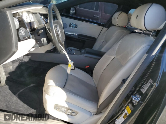 2015 Rolls-Royce Ghost z VIN SCA664S57FUX53185, wystawiony jako Copart lot #87426574 z przebiegiem 49 214 mil mil oraz Szkoda całkowita • Salvage title. Historia ofert i sprzedaży dostępna na DreamBid. Obrazek 7.