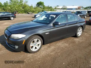 2013 BMW 5 Series 528i xDrive z VIN WBAXH5C59DD114330, wystawiony jako Copart lot #60543675 z przebiegiem 127 615 mil mil oraz Czysty tytuł • Clean title. Historia ofert i sprzedaży dostępna na DreamBid. Obrazek 1.