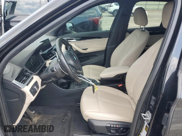 2020 BMW X1 xDrive28i z VIN WBXJG9C08L5P21466, wystawiony jako Copart lot #61664675 z przebiegiem 54 176 mil mil oraz Szkoda całkowita • Salvage title. Historia ofert i sprzedaży dostępna na DreamBid. Obrazek 7.