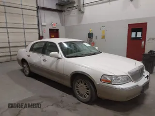 2007 Lincoln Town Car Signature Limited z VIN 1LNHM82V57Y612944, wystawiony jako IAAI lot #41461980 z przebiegiem 184 653 mil mil oraz . Historia ofert i sprzedaży dostępna na DreamBid. Obrazek 1.