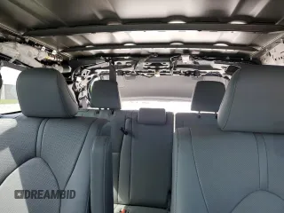 2023 Toyota Highlander L z VIN 5TDKDRAH3PS018604, wystawiony jako Copart lot #54381385 z przebiegiem 27 549 mil mil oraz Szkoda całkowita • Salvage title. Historia ofert i sprzedaży dostępna na DreamBid. Obrazek 10.