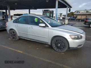 2007 Volvo S40 2.4L z VIN YV1MS390972275519, wystawiony jako Copart lot #86431954 z przebiegiem 227 441 mil mil oraz Szkody całkowita. Historia ofert i sprzedaży dostępna na DreamBid. Obrazek 4.