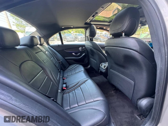 2020 Mercedes-Benz C 300 z VIN 55SWF8EB0LU328511, wystawiony jako Copart lot #63152805 z przebiegiem 92 013 mil mil oraz Czysty tytuł • Clean title. Historia ofert i sprzedaży dostępna na DreamBid. Obrazek 6.