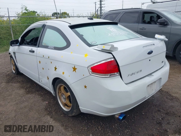 2008 Ford Focus SE z VIN 1FAHP33N68W227957, wystawiony jako IAAI lot #42321209 z przebiegiem Nie podano mil oraz . Historia ofert i sprzedaży dostępna na DreamBid. Obrazek 3.