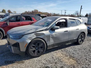 2025 BMW iX xDrive50 z VIN WB523CF04SCS53411, wystawiony jako Copart lot #78677704 z przebiegiem Nie podano mil oraz Szkody całkowita. Historia ofert i sprzedaży dostępna na DreamBid. Obrazek 1.
