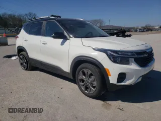 2024 Kia Seltos S z VIN KNDEU2AA3R7598795, wystawiony jako Copart lot #48802654 z przebiegiem 740 mil mil oraz Szkody całkowita. Historia ofert i sprzedaży dostępna na DreamBid. Obrazek 4.
