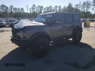 2023 Ford Bronco z VIN 1FMEE5DP0PLB62405, wystawiony jako Copart lot #48457335 z przebiegiem 56 998 mil mil oraz Szkody całkowita. Historia ofert i sprzedaży dostępna na DreamBid. Obrazek 1.