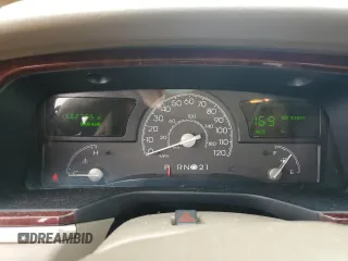 2005 Lincoln Town Car Signature z VIN 1LNHM81W75Y651123, wystawiony jako Copart lot #57106815 z przebiegiem 156 275 mil mil oraz Tytuł czysty. Historia ofert i sprzedaży dostępna na DreamBid. Obrazek 9.