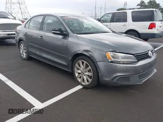 2014 Volkswagen Jetta SE z VIN 3VWD17AJ0EM246966, wystawiony jako IAAI lot #42090700 z przebiegiem 197 626 mil mil oraz . Historia ofert i sprzedaży dostępna na DreamBid. Obrazek 1.