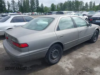 1998 Toyota Camry LE z VIN 4T1BF22K2WU042166, wystawiony jako IAAI lot #42416930 z przebiegiem 124 809 mil mil oraz . Historia ofert i sprzedaży dostępna na DreamBid. Obrazek 4.