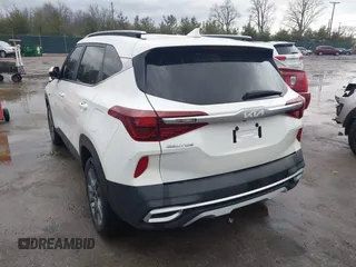 2022 Kia Seltos S z VIN KNDEUCAA7N7296295, wystawiony jako IAAI lot #41661457 z przebiegiem 45 293 mil mil oraz . Historia ofert i sprzedaży dostępna na DreamBid. Obrazek 3.