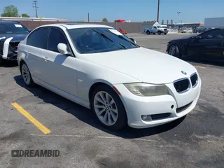 2011 BMW 3 Series 328i z VIN WBAPH7C55BE682335, wystawiony jako IAAI lot #42235290 z przebiegiem 111 394 mil mil oraz . Historia ofert i sprzedaży dostępna na DreamBid. Obrazek 1.