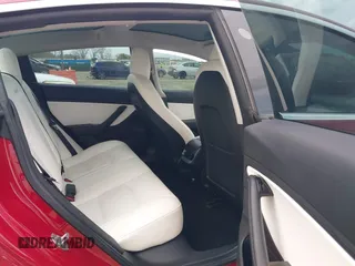 2019 Tesla Model 3 Mid Range z VIN 5YJ3E1EA7KF445040, wystawiony jako IAAI lot #41954956 z przebiegiem 68 004 mil mil oraz . Historia ofert i sprzedaży dostępna na DreamBid. Obrazek 8.