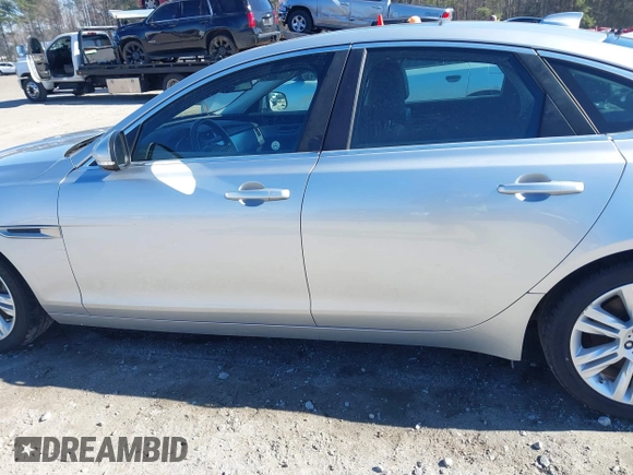 2016 Jaguar XF 35t Premium with VIN SAJBD4BV0GCY13376, listed as a IAAI auction lot 41375803 with 64,368 mi miles. Bid and sale history available at carsss.com. Image 15.