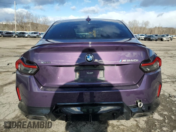 2022 BMW 2 Series M240i xDrive z VIN 3MW53CM09N8C49139, wystawiony jako Copart lot #87320934 z przebiegiem 26 753 mil mil oraz Szkoda całkowita • Salvage title. Historia ofert i sprzedaży dostępna na DreamBid. Obrazek 6.