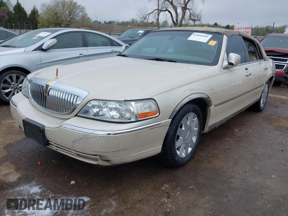 2003 Lincoln Town Car Cartier z VIN 1LNHM83W03Y656352, wystawiony jako IAAI lot #41898985 z przebiegiem 112 712 mil mil oraz . Historia ofert i sprzedaży dostępna na DreamBid. Obrazek 17.