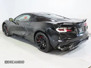 2023 Chevrolet Corvette 2LT z VIN 1G1YB2D4XP5137393, wystawiony jako Copart lot #50206855 z przebiegiem Nie podano mil oraz Szkoda całkowita • Salvage title. Historia ofert i sprzedaży dostępna na DreamBid. Obrazek 4.