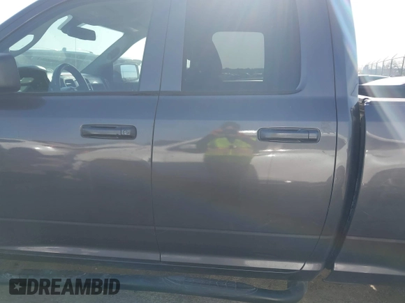 2018 Ram 1500 Express z VIN 1C6RR6FG9JS299201, wystawiony jako IAAI lot #42017973 z przebiegiem 79 732 mil mil oraz . Historia ofert i sprzedaży dostępna na DreamBid. Obrazek 14.