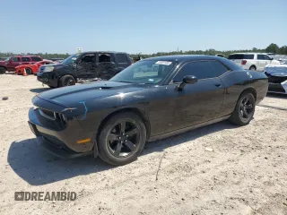 2013 Dodge Challenger SXT z VIN 2C3CDYAG4DH511941, wystawiony jako Copart lot #56981995 z przebiegiem 120 533 mil mil oraz Szkoda całkowita • Salvage title. Historia ofert i sprzedaży dostępna na DreamBid. Obrazek 1.