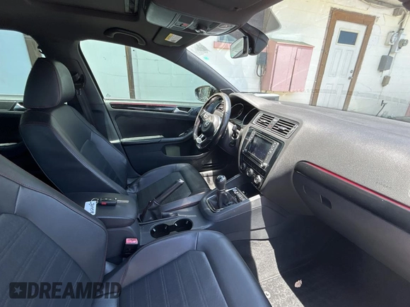 2017 Volkswagen Jetta GLI z VIN 3VW5T7AJ9HM330125, wystawiony jako Copart lot #57632155 z przebiegiem 103 949 mil mil oraz Czysty tytuł • Clean title. Historia ofert i sprzedaży dostępna na DreamBid. Obrazek 5.