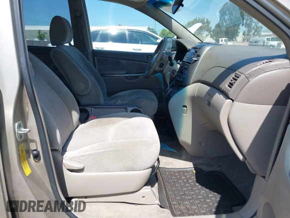 2009 Toyota Sienna CE with VIN 5TDZK23C29S262938, listed as a IAAI auction lot 42139539 with 288,784 mi miles. Bid and sale history available at carsss.com. Image 5.