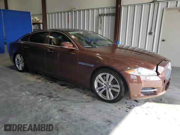 2011 Jaguar XJ XJL z VIN SAJWA2GB8BLV22081, wystawiony jako Copart lot #57088325 z przebiegiem 117 795 mil mil oraz Czysty tytuł • Clean title. Historia ofert i sprzedaży dostępna na DreamBid. Obrazek 4.